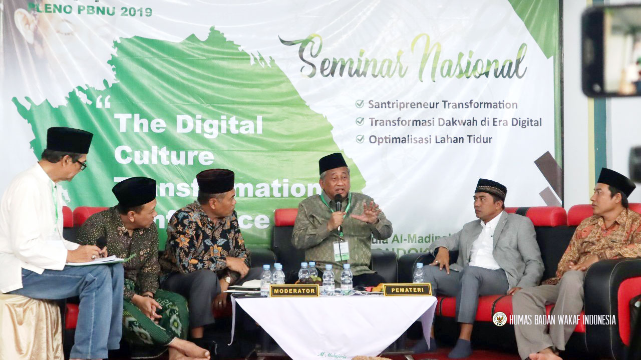 Prof. Dr. Mohammad Nuh, DEA menerima cendera mata pembicara di Seminar Nasional Pleno PBNU, Jumat, (20/09/2019)