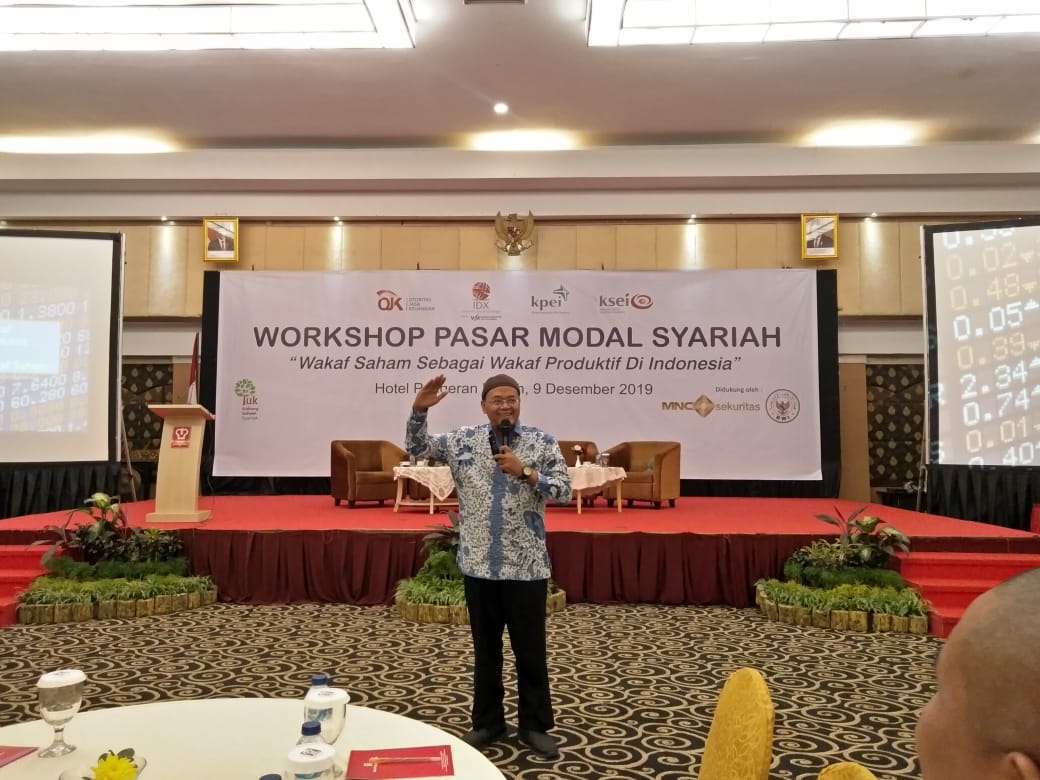 Anggota Divisi Pengelolaan Badan Wakaf Indonesia Rachmat Ari Kusumanto menjadi narasumber Workshop Pasar Modal Syariah yang diselenggarakan oleh Bursa Efek Indonesia di Padang. Senin (09/12/2019). Dalam kegiatan tersebut, pria yang akrab disapa Rachmat menyampaikan bahwa wakaf saham merupakan salah satu jenis wakaf produktif di Indonesia yang perlu digalakkan di masyakat luas. Karena dengan wakaf saham dapat diambil manfaatnya dari bagi hasil dari pengelolaan saham yang nantinya akan disalurkan untuk kemanfaatan masyarakat seperti pengembangan fasilitas rumah sakit wakaf, membantu korban bencana alam, membangun jalan raya, memmbangun sekolah, dan membangun perguruan tinggi. Menurut Rachmat acara Workshop itu menjadi ajang Badan Wakaf Indonesia melakukan sosialisasi dan literasi wakaf saham sebagai alternatif instrumen pengembangan wakaf produktif kepada masyarakat di Sumatera Barat. “Disini saya melakukan sosialisasi dan literasi wakaf saham untuk pengembangan wakaf produktif,” ujar Rachmat, Senin (09/12/2019). Edito: Humas Badan Wakaf Indonesia